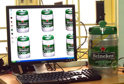 Case Heineken của tác giả Nguyễn Đình Bản được làm từ vỏ thùng bia Heineken. Ảnh: Đình Bản.